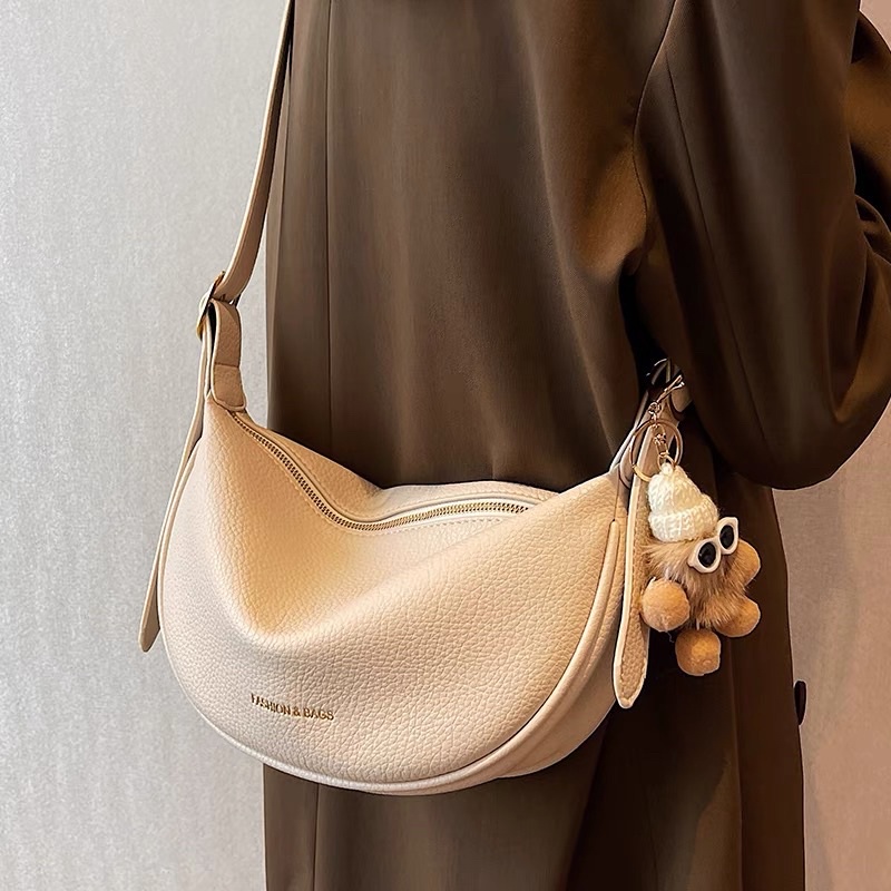 Túi xách nữ đeo chéo da mềm bánh bao kèm gấu lông dễ thương Zuliashop8386