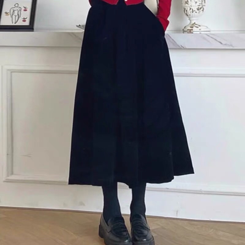 Áo len đỏ phối chân váy nhung đen