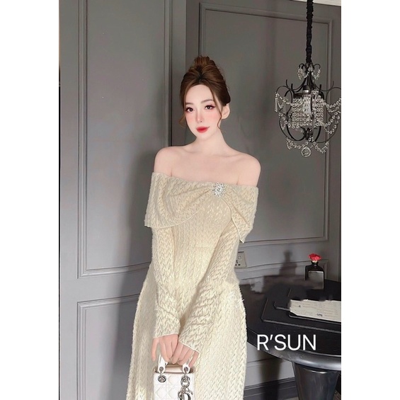Váy len trễ vai, dài tay dáng dài xoè, chất len dày dặn cao cấp