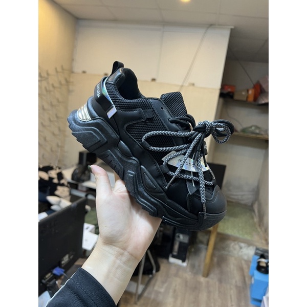 Giày thể thao nâng đế phối viền cực chất hàng đẹp QCCC sẵn 2 màu đen kem cá tính