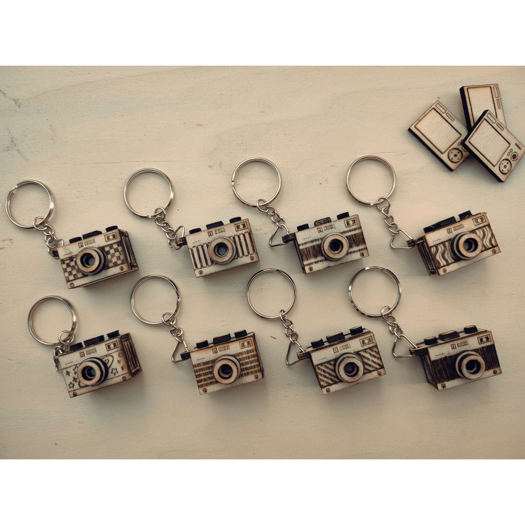 Móc khóa máy ảnh bằng gỗ Vintage