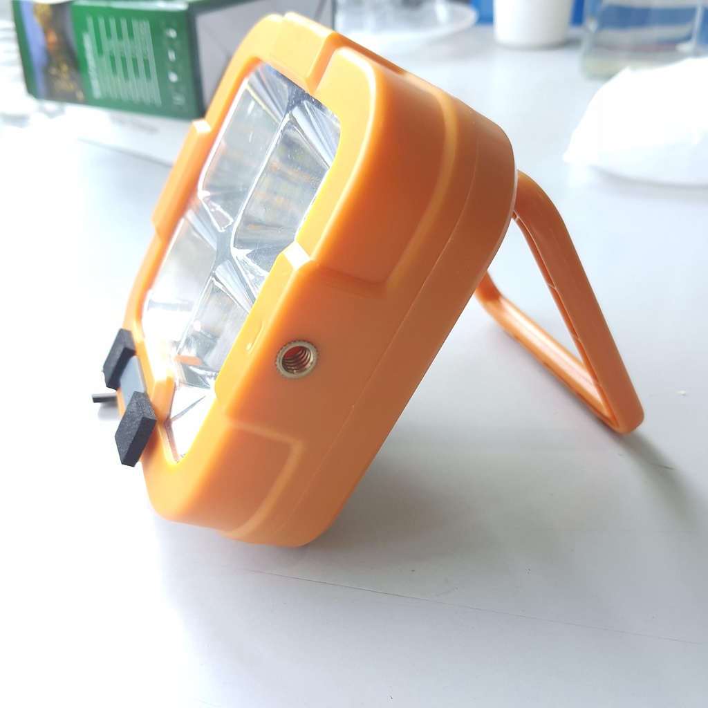 Đèn năng lượn mặt trời 100W siêu sáng D5 thời gian sáng lên đến 10h sạc được cả năng lượng mặt trời và điện 220V