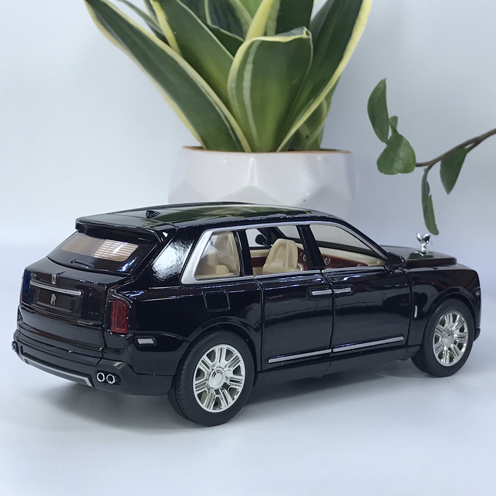 Mô hình xe ô tô Rolls Royce Cullinan tỷ lệ 1:24 bằng kim loại TẶNG BIỂN SỐ XE