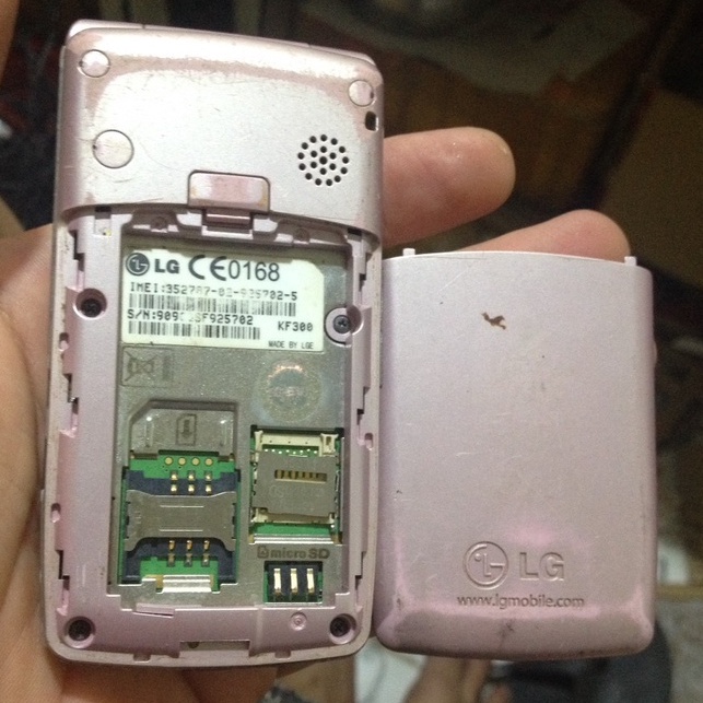 Xác LG KF300 trùng imei , màn ngoài trắng , màn đốm phản quang , không có bin tét thêm..............