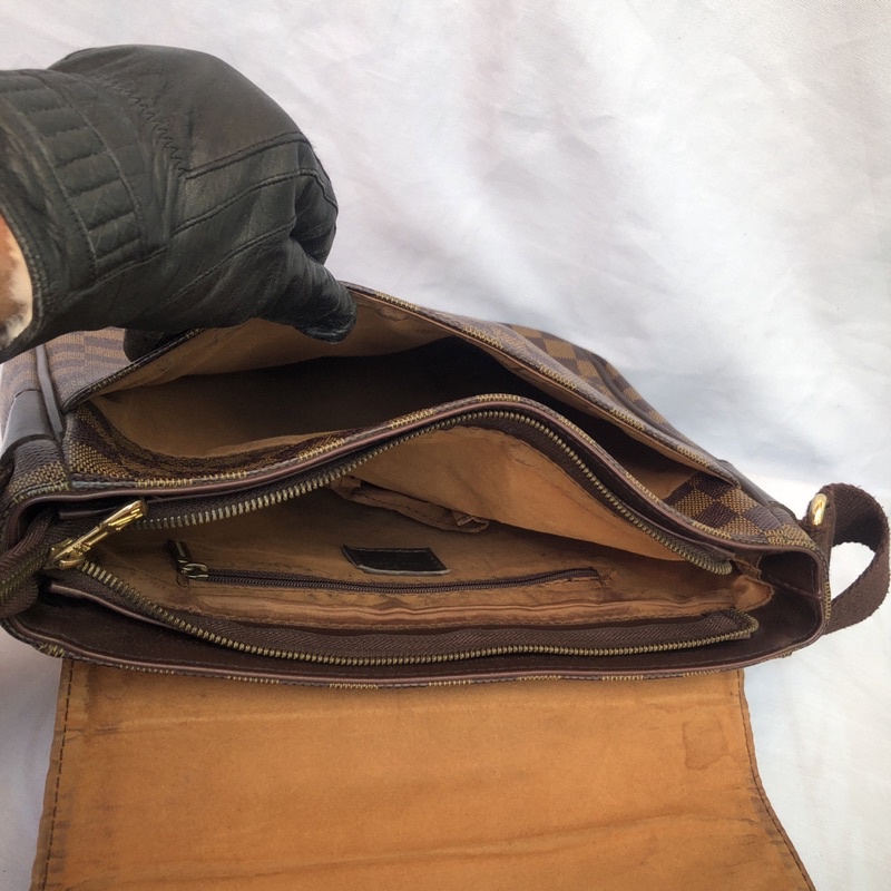 Túi chuẩn si. Túi qua sử dụng. Khách vui lòng xem hình nếu muốn biết thêm thông tin sản phẩm mời khách vô chat . Thanks.