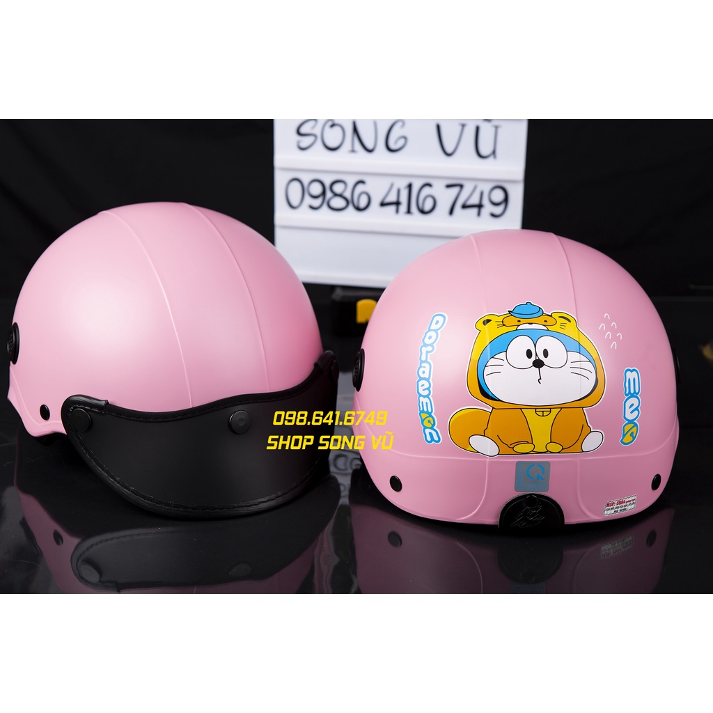 MŨ NÓN BẢO HIỂM NGƯỜI LỚN DORAEMON CHỮ - MÀU HỒNG