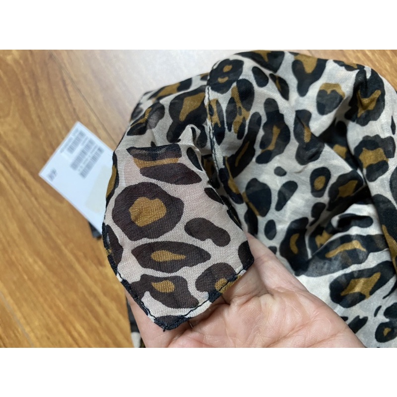 Khăn quàng cổ H&M hoạ tiết da beo- hoa hồng