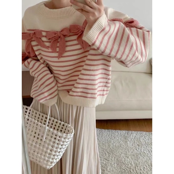 Áo len kẻ phối nơ