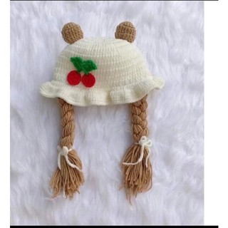 Mũ len có hai bím tóc giả quả cherry cho bé gái