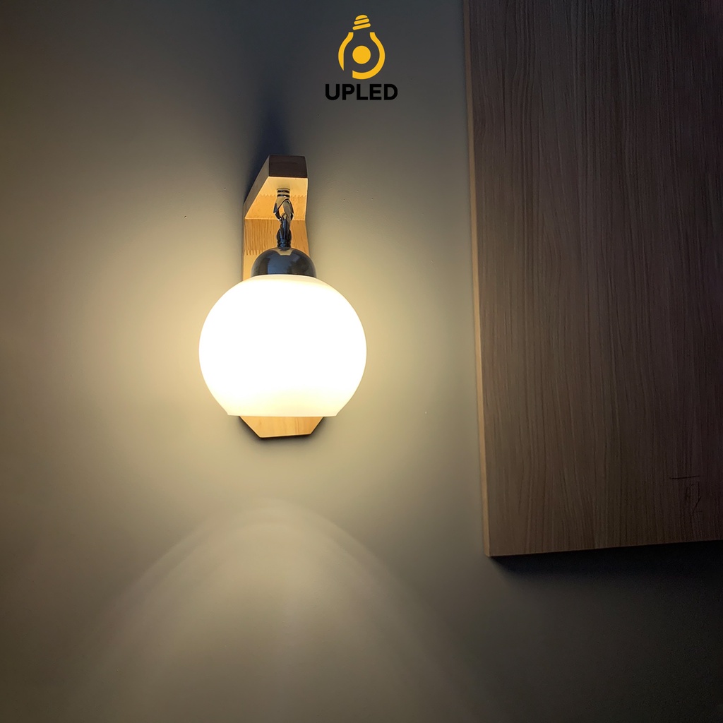 Đèn Treo Tường Trang Trí Phòng Khách Phòng Ngủ Thân Gỗ Chao Sữa Upled