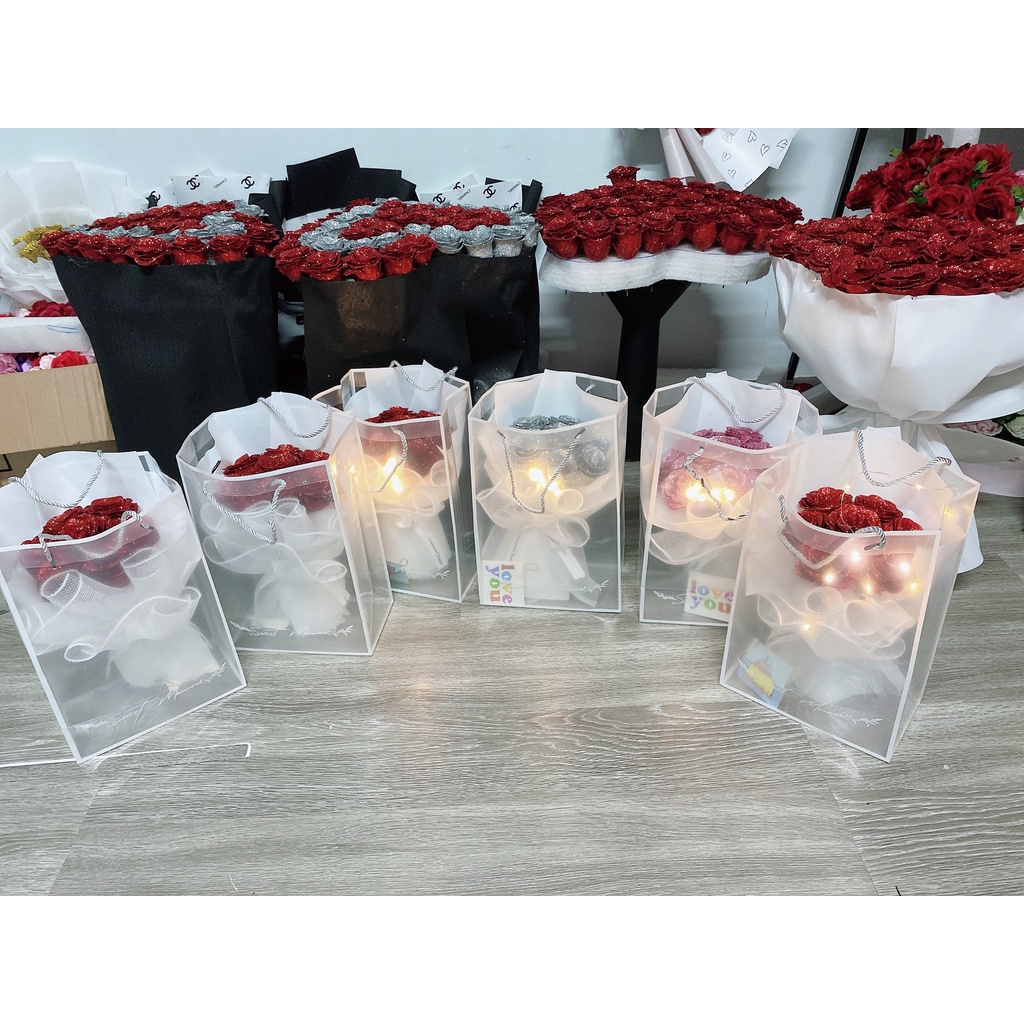 Bó hoa sáp 7 bông kim tuyến xinh xắn kèm túi thiệp đèn làm quà tặng sinh nhật
