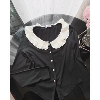 Áo thun zip đen cổ bèo trắng