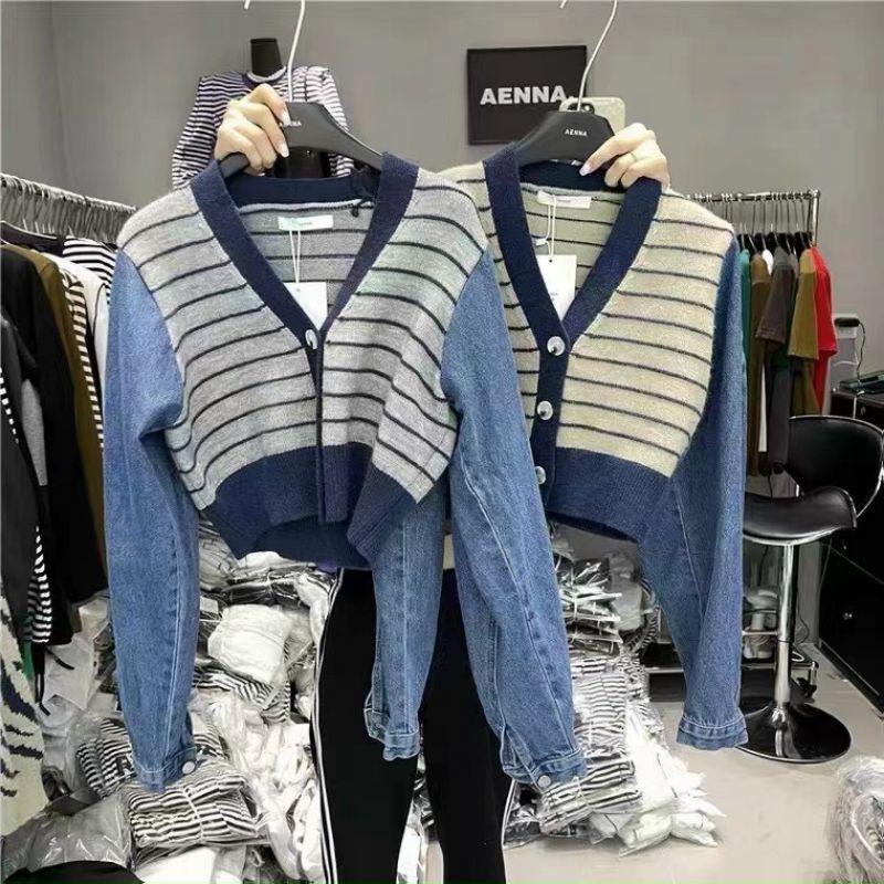 Áo len cổ V tay phối jeans