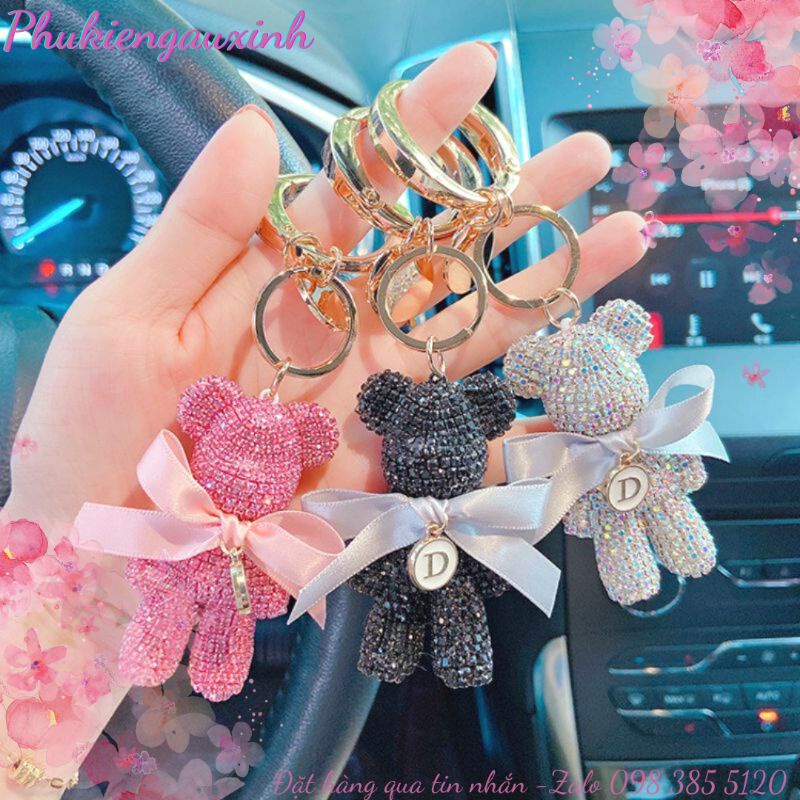 Móc khoá charm gấu đính đá chữ D