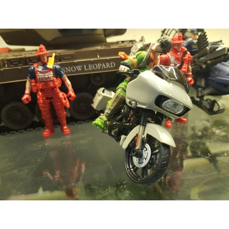 Mô hình xe Harley Davidson 2018 CVO Road Glide màu light grey 1:18 Maisto