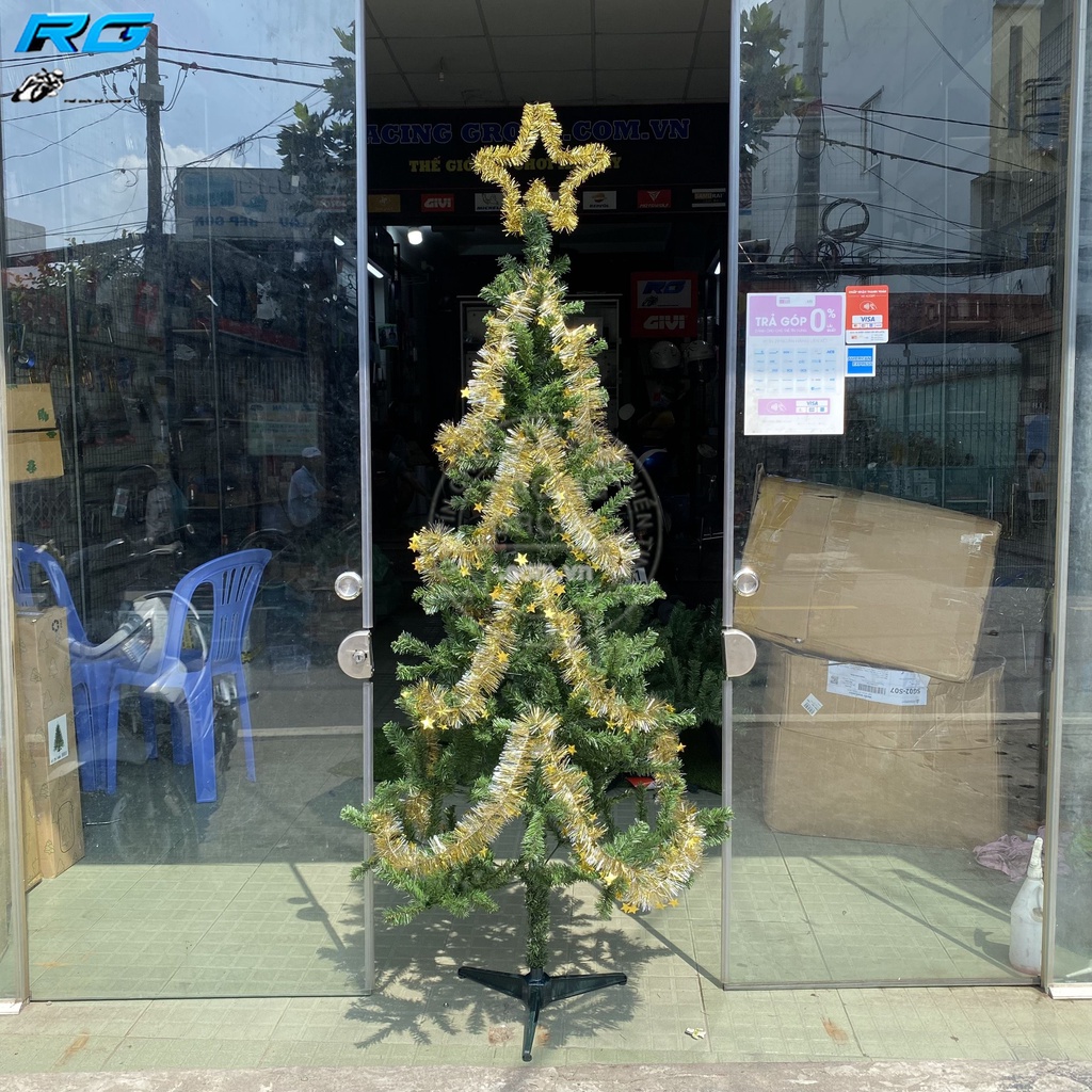 Cây Thông Noel 1m8 Đầu Tròn Tán Mỏng Tặng Kèm 1 Ngôi Sao + 4 Dây Kim Tuyến Thích Hợp Không Gian Nhỏ Trang Trí Giáng Sinh