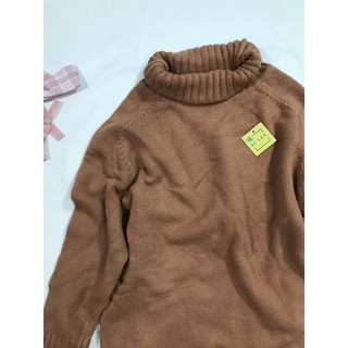 Áo len cổ lọ màu nâu tôn da