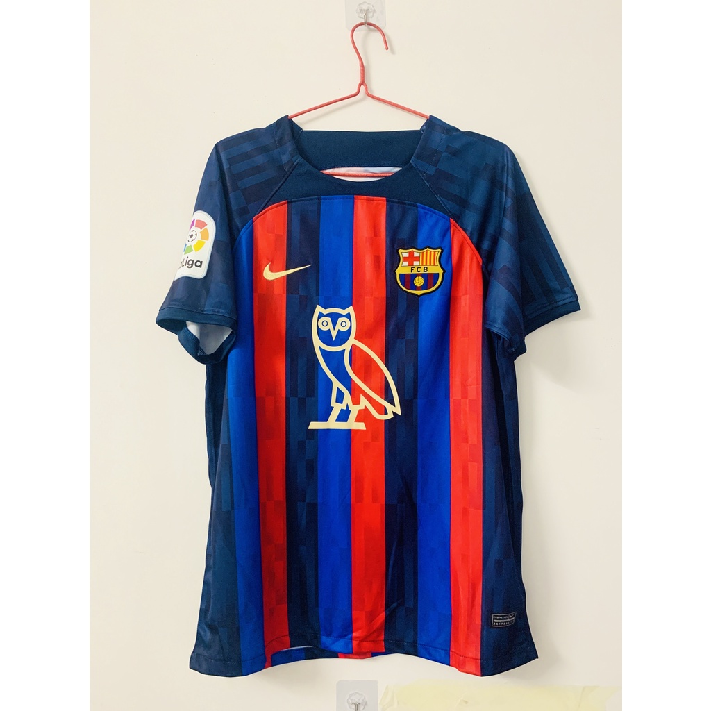 Áo Bóng Đá Thể Thao In Logo Barcelona Cổ Điển 22-23