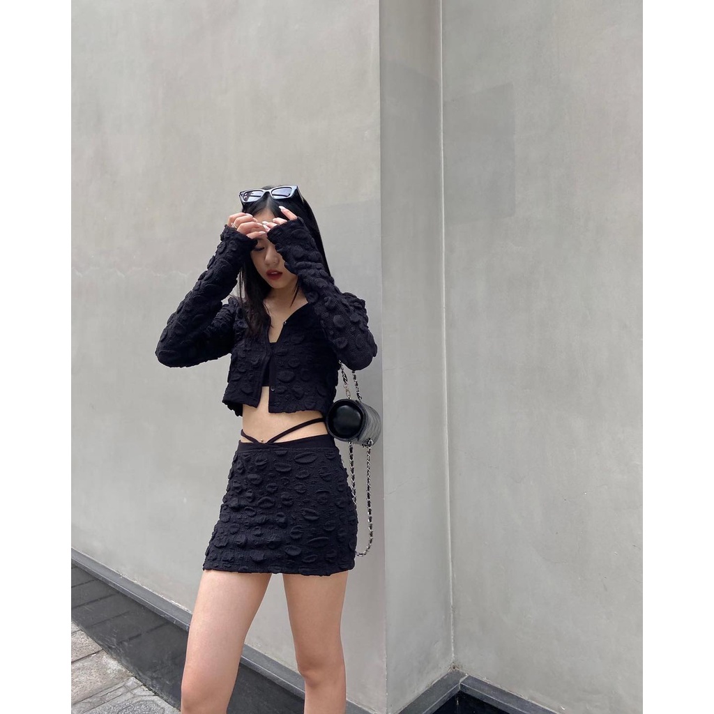Áo croptop tay dài dập nổi 3D, là min - 3D KNIT CARDIGAN