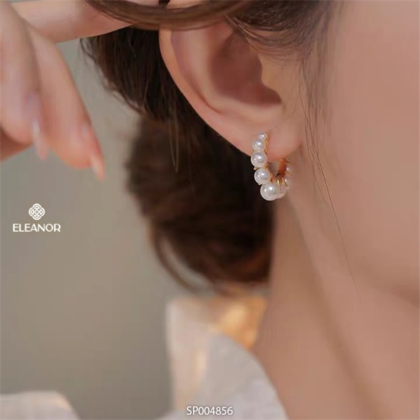 Bông tai nữ chuôi bạc 925 Eleanor Accessories viền chữ C đính ngọc trai nhân tạo phụ kiện trang sức 4856