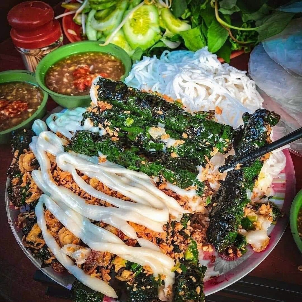 Bò cuộn lá lốt đóng khay (18-20 cuộn) thơm, ngon