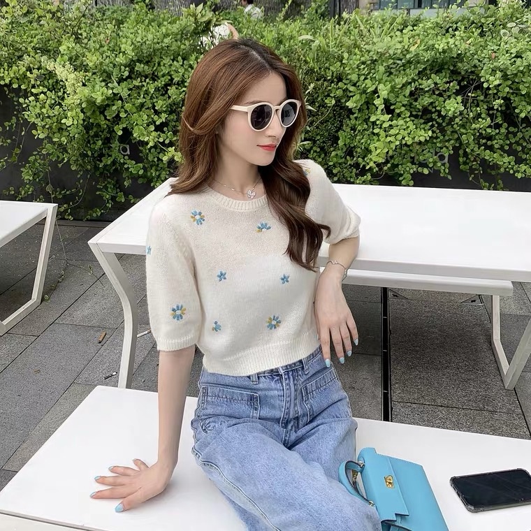 Áo Thun Tay Ngắn Cổ Tròn Bằng Lụa Lạnh Thêu Hoa Nhỏ Phong Cách Mới【Hana and Alice】