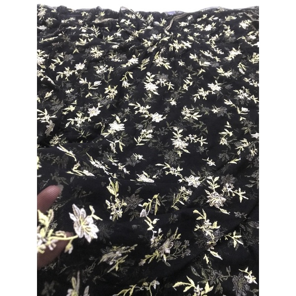 Vải ren chỉ lưới thêu nền đen co dãn mềm rũ đẹp sang -giá 1m
