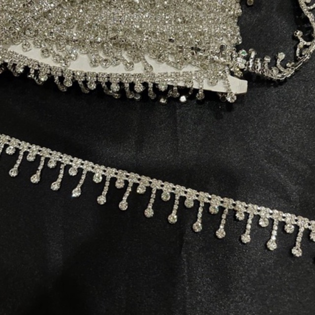 Xoàn dây đá tòn teng trang trí quần áo, phụ kiện