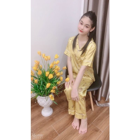 Bô Pyjama lụa satin tay cộc quần dài phối viền in họa tiết.