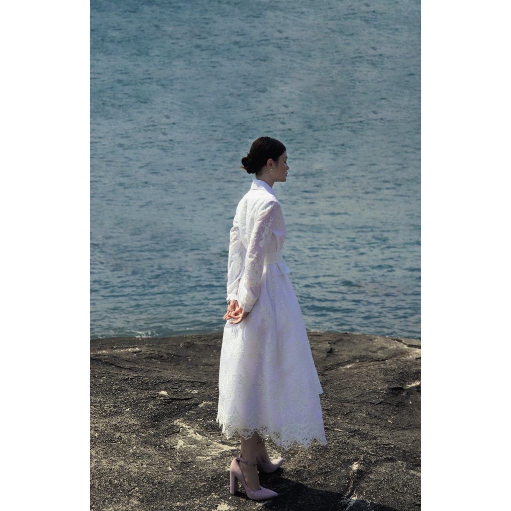 Váy xuông dáng dài cột nơ The Country Calla Lily Coat vải ren thêu hoa