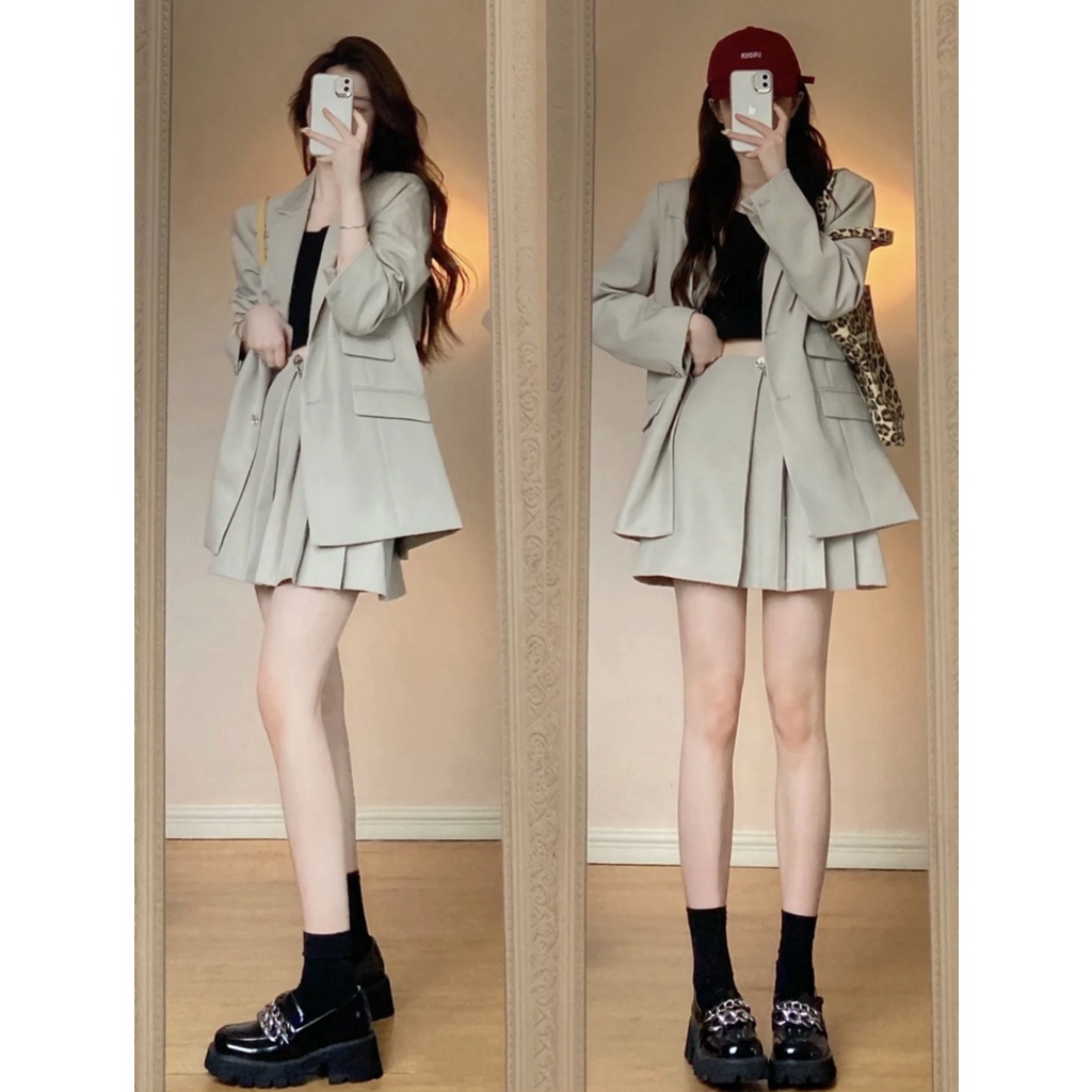 Set 3 món vest: Áo khoác vest blazer tay dài + Áo 2 dây đen + Chân váy xếp ly