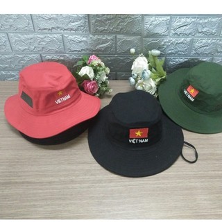 Mũ tai bèo vành lớn in hình lá cờ.