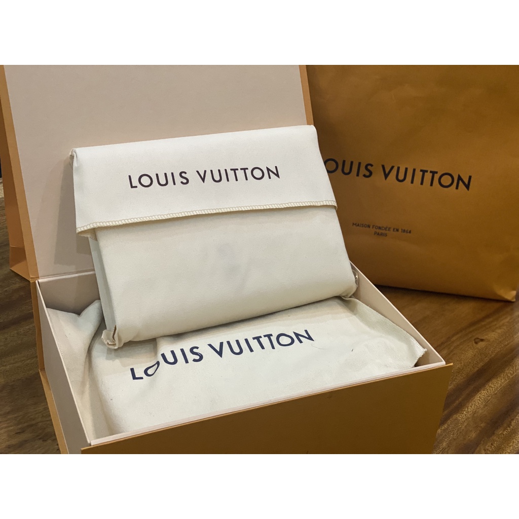 Túi ví cầm tay LV POCHETTE VOYAGE LEATHER IN BLACK SPSL cao cấp