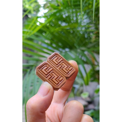 Một đôi Gối cóng, xiên hoa quả tre đục dành cho lồng khuyên