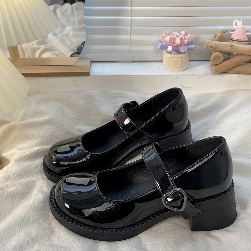 Giày búp bê Mary Jane có quai trái tim đế cao mũi tròn cổ điển đen bóng da PU Yannie Lolita