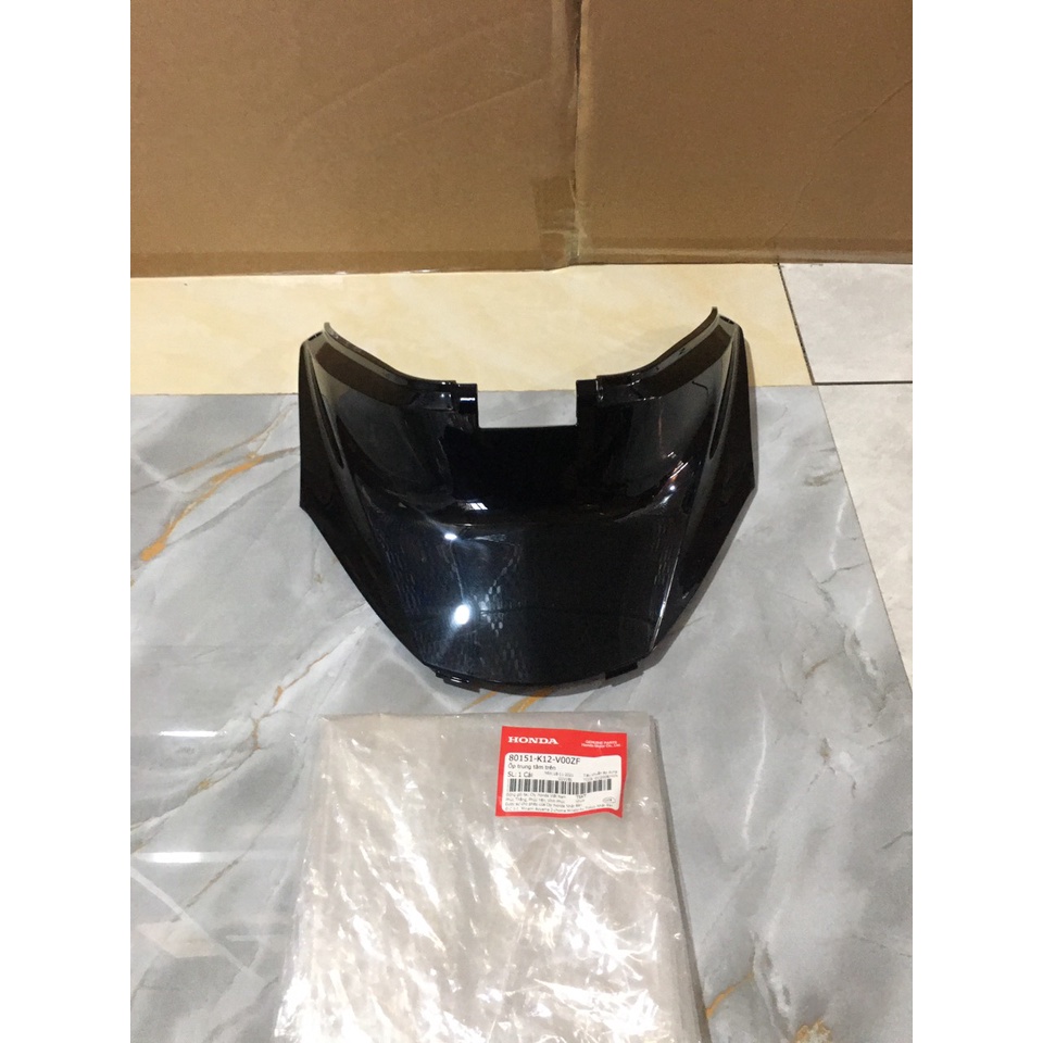 Ốp nhựa trung tâm trên HONDA LEAD 125 năm 2018-2019 màu Đen bóng. *NHB25M* 80151K12V00ZF