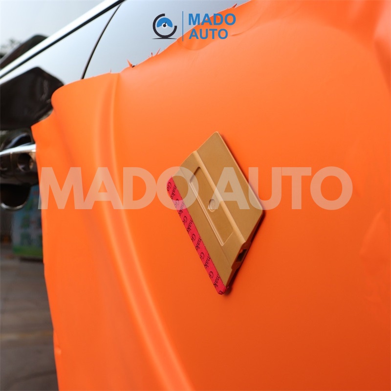 Gạt nhựa bọc vải đỏ chống xước, CÓ nam châm dán Decal ô tô MADO AUTO F131M