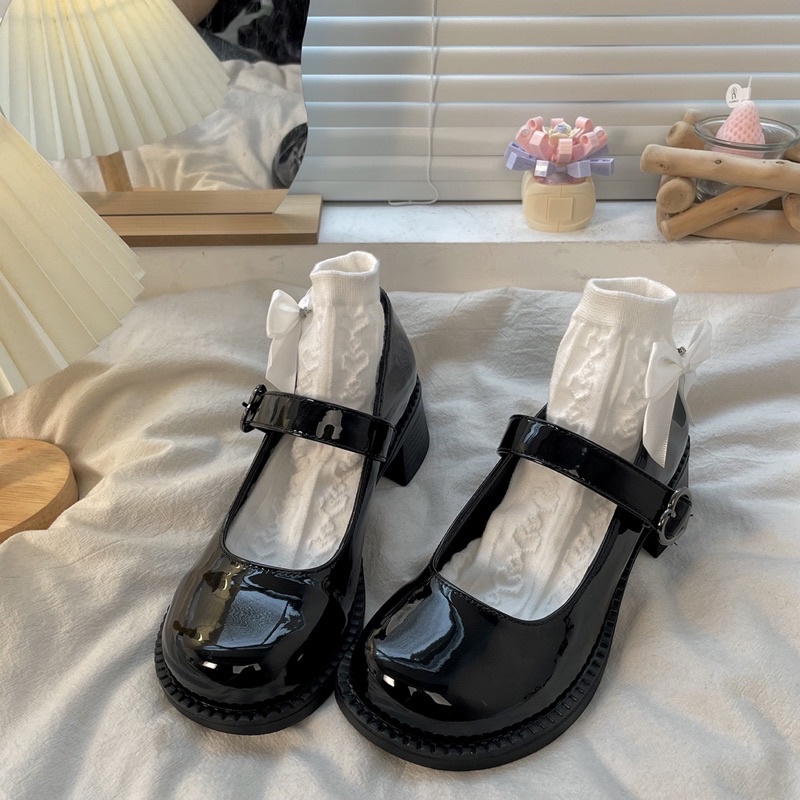 Giày búp bê Mary Jane có quai trái tim đế cao mũi tròn cổ điển đen bóng da PU Yannie Lolita