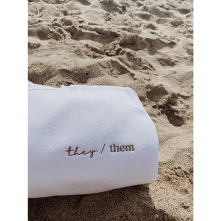 Sweater thêu they/them