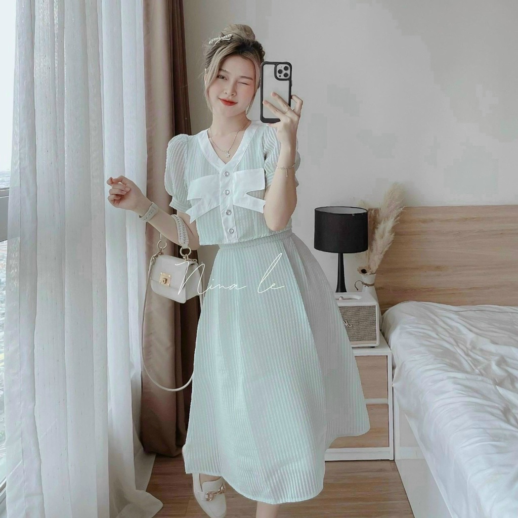 Set áo crop kẻ sọc nơ ngựcđính nút kèm chân váy midi dài dáng xòe mẫu chị nina lê tiểu thư sang chảnh ra mắt nhà người y