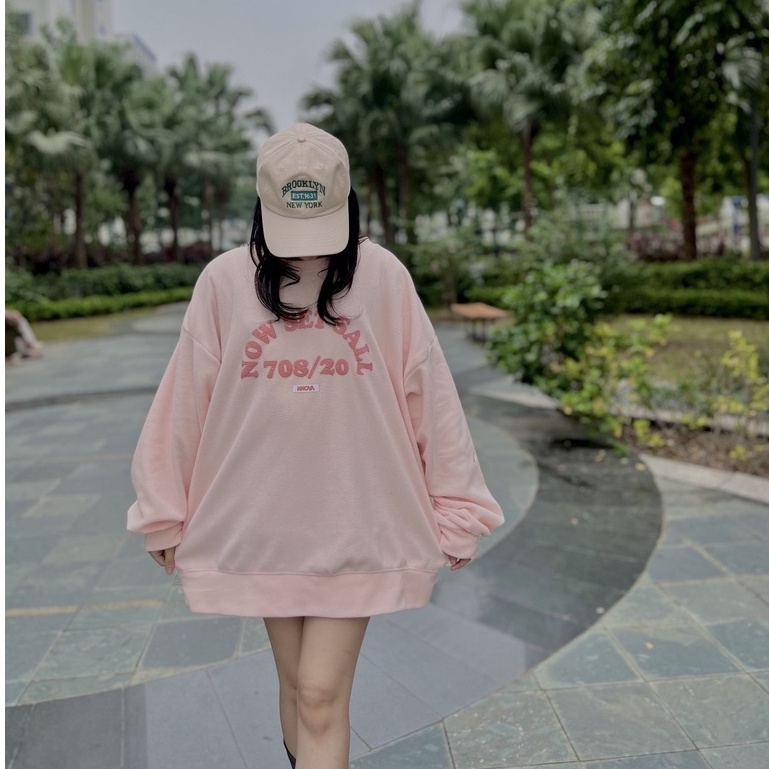 Áo sweater hồng in chữ Now Set HARIQUEEN