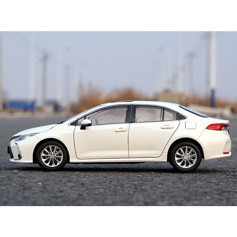 Mô hình xe Toyota Corolla Altis  2022 tỉ lệ 1:18