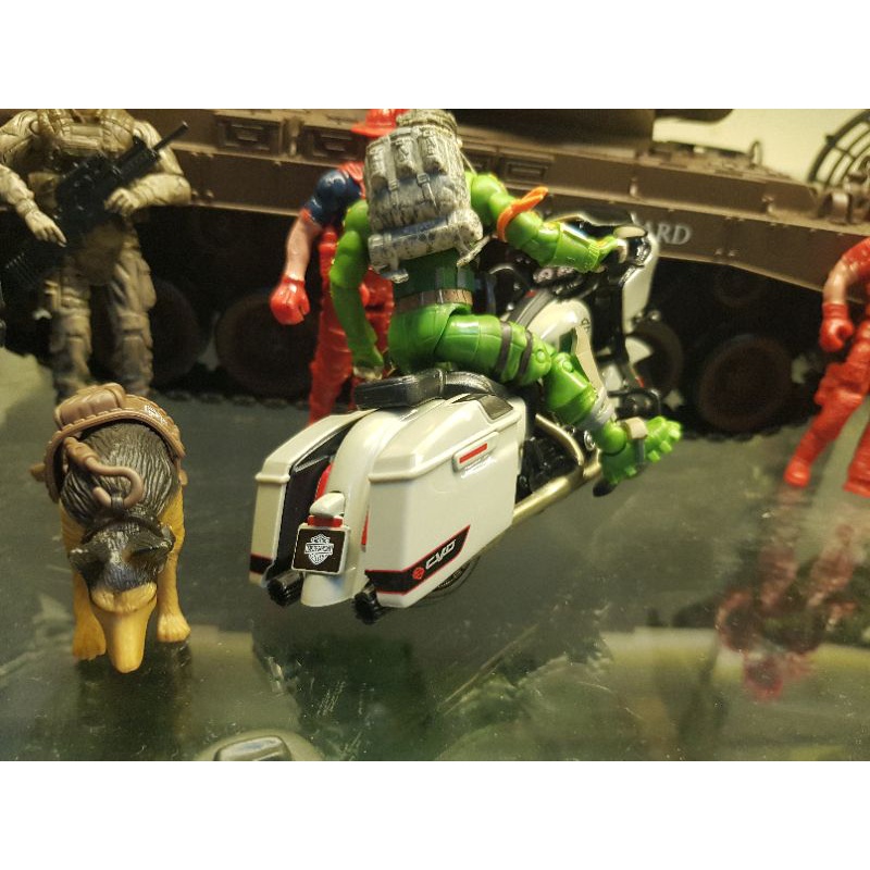 Mô hình xe Harley Davidson 2018 CVO Road Glide màu light grey 1:18 Maisto