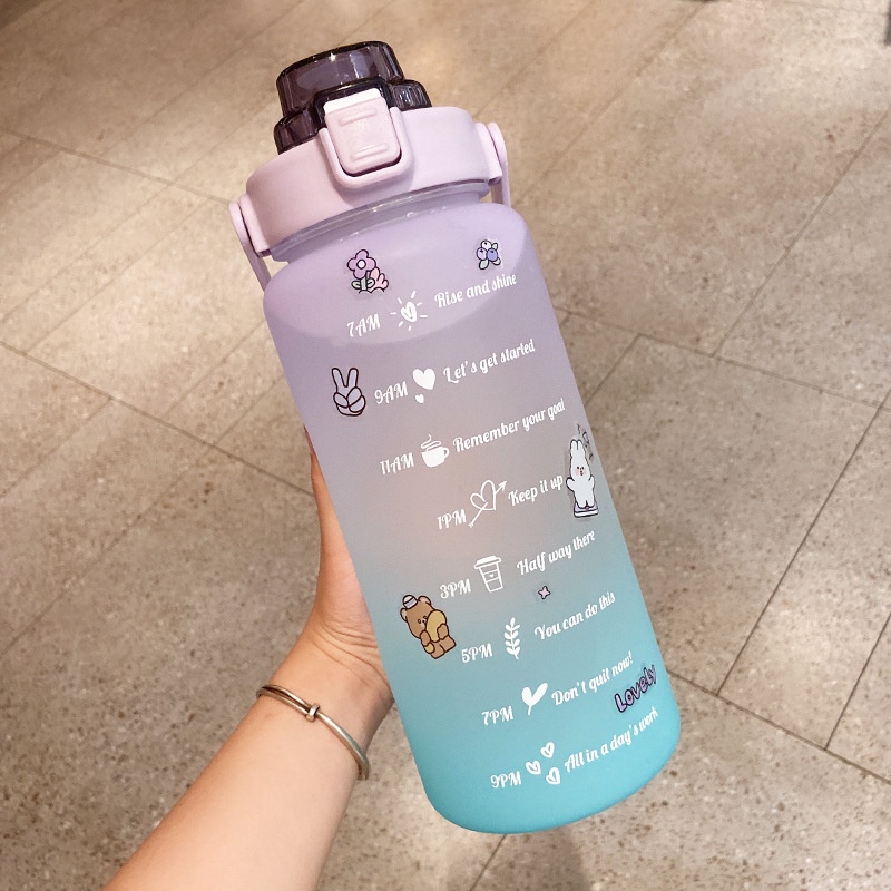 Bình đựng nước 2 lít có chia vạch và giờ nhắc nhở uống nước đúng thời gian có kèm theo sticker đáng yêu vovoco