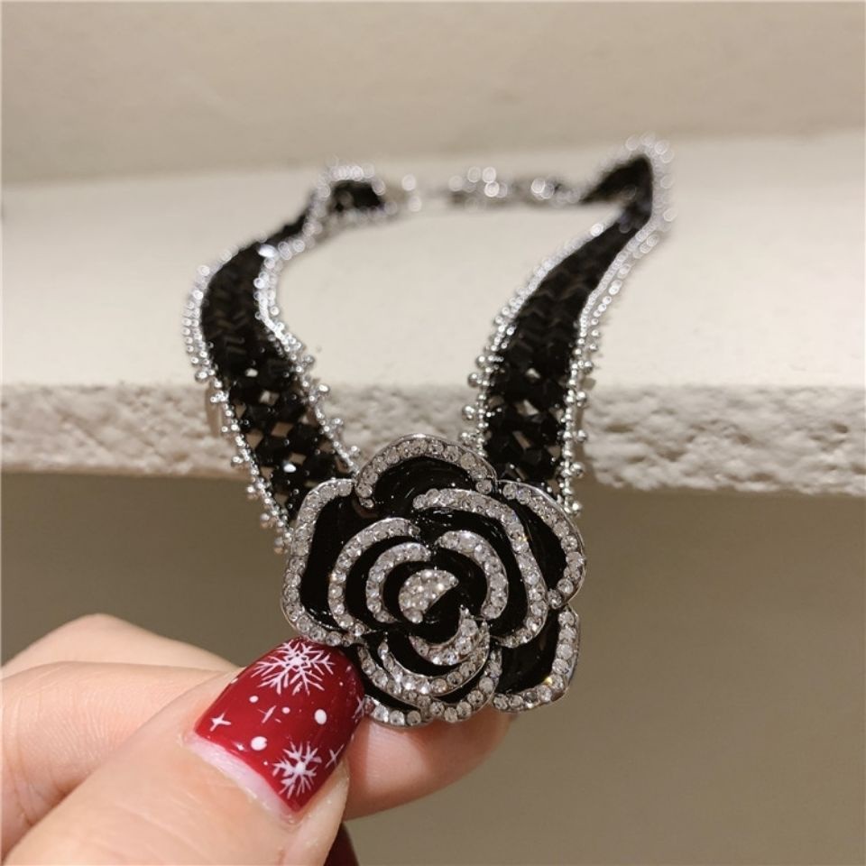 Dây Chuyền Mặt Hoa Trà Đen Đính Pha Lê Sang Trọng