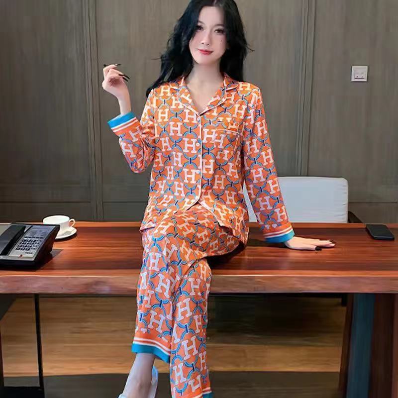 Bộ Đồ Ngủ Tay Dài Chất Lụa Lạnh Họa Tiết Sọc Caro Thời Trang Xuân Thu Cho Nữ