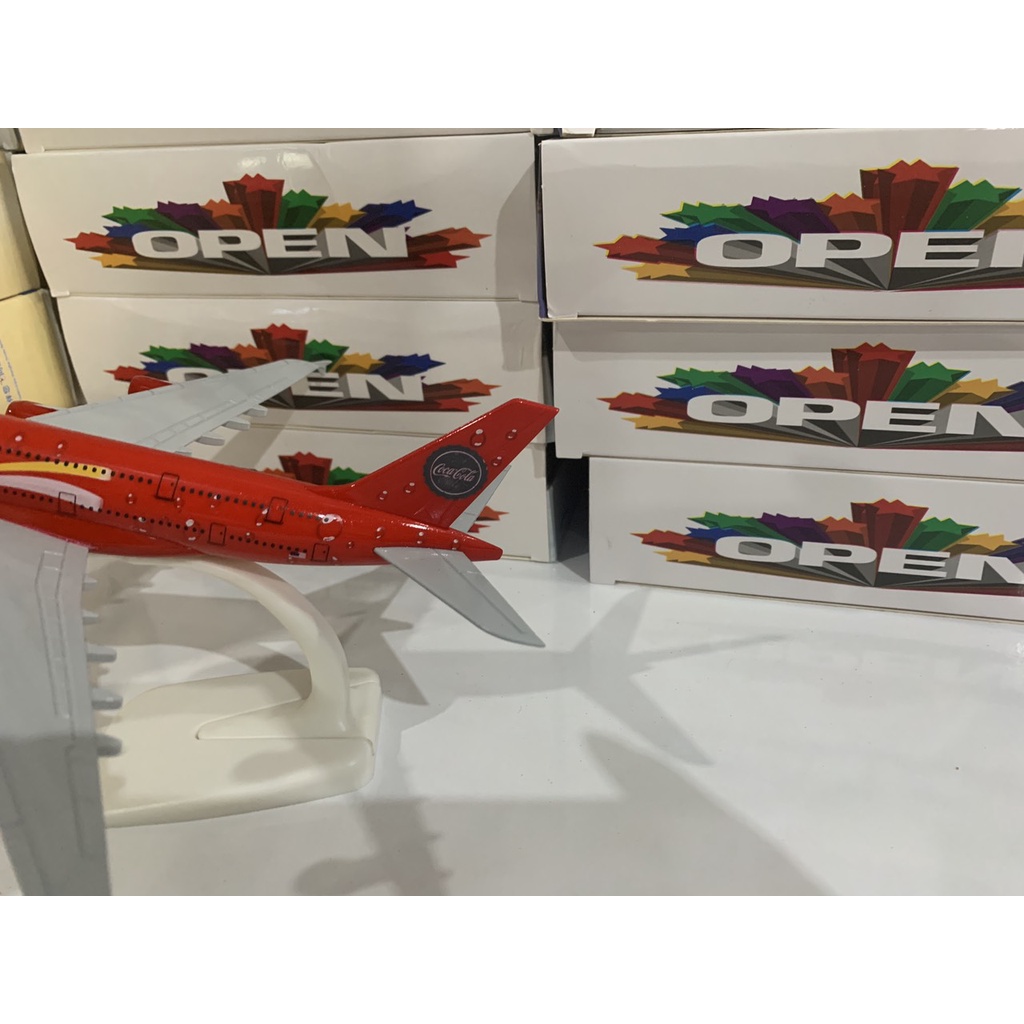 Mô hình máy bay Coca 20cm có bánh xe+ đế kèm theo