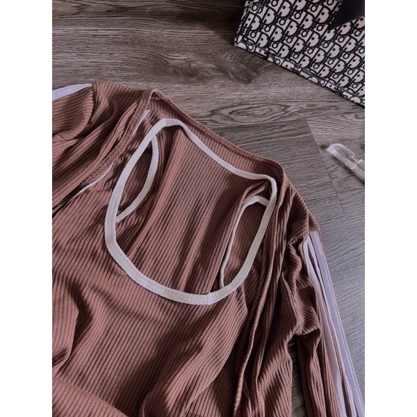 Set Đầm Yếm Viền Thể Thao Viền Hông Kèm Khoác Tay Dơi Gạch Trắng Lớn Xuất Sắc