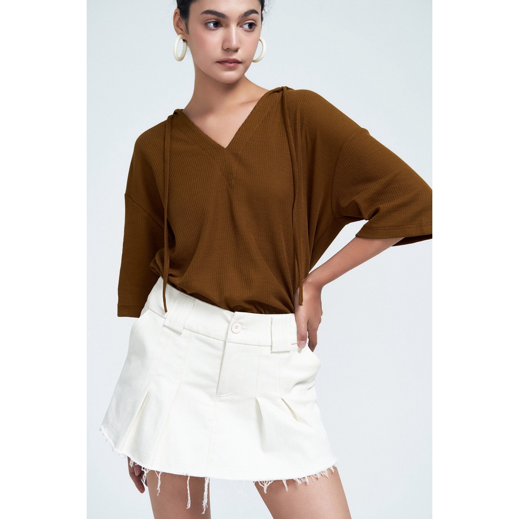 Chân váy xếp ly khaki form eo cạp thấp dưới rốn màu kem, là min - RAW CUT PLEATED MINI SKIRT - CREAM