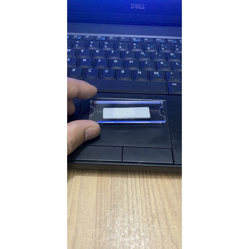 Bảng tên thay tên nhân viên, Biển tên nam châm cài áo